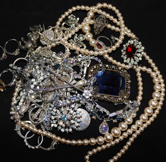 A small quantity of costume jewellery.